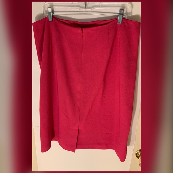 Nygard Pencil Skirt in Fuchsia Fully Lined - Picture 2 of 5